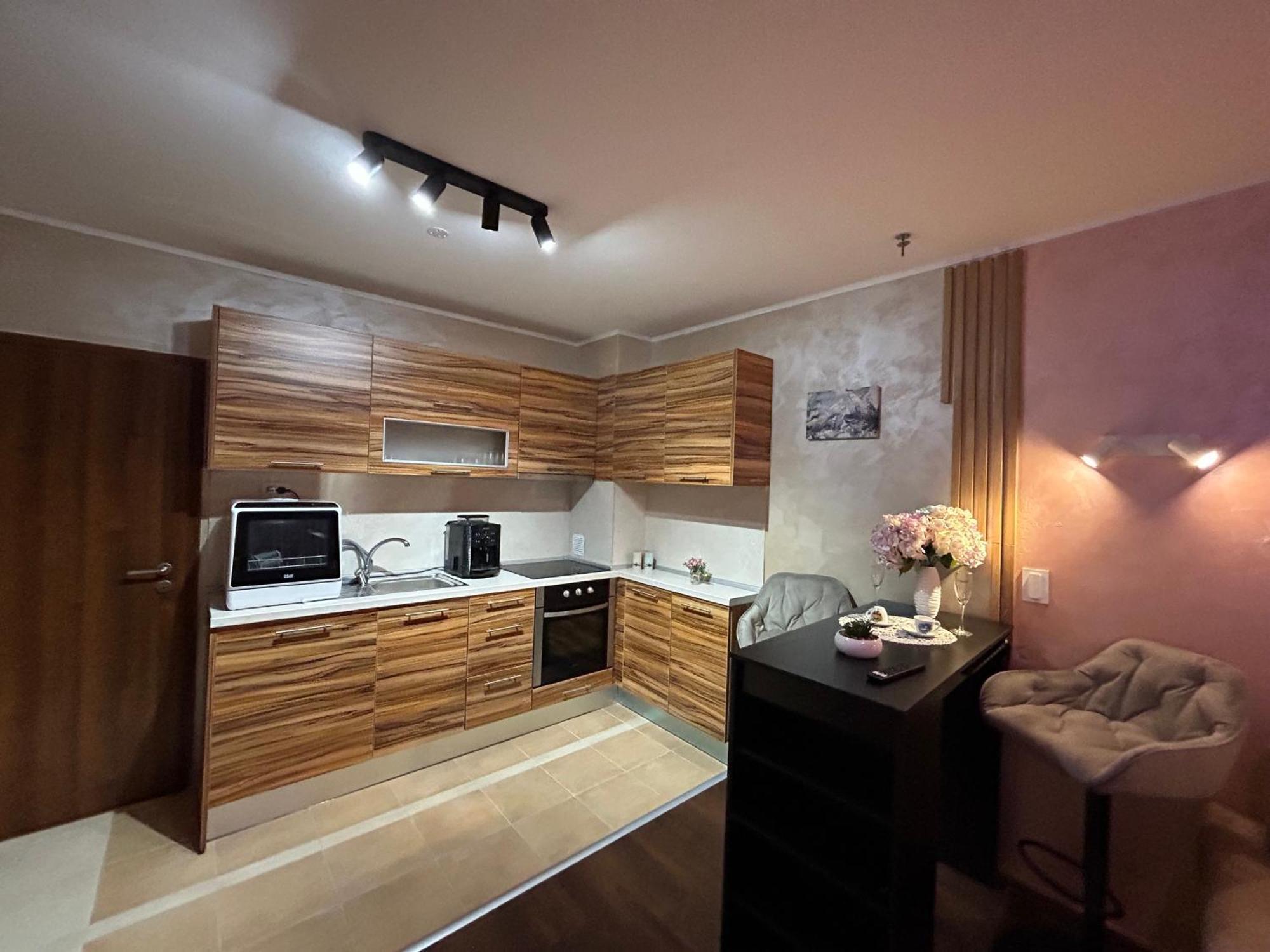 2-Bedroom, 2-Bathroom With Fireplace And Garden At Winslow Infinity バンスコ エクステリア 写真