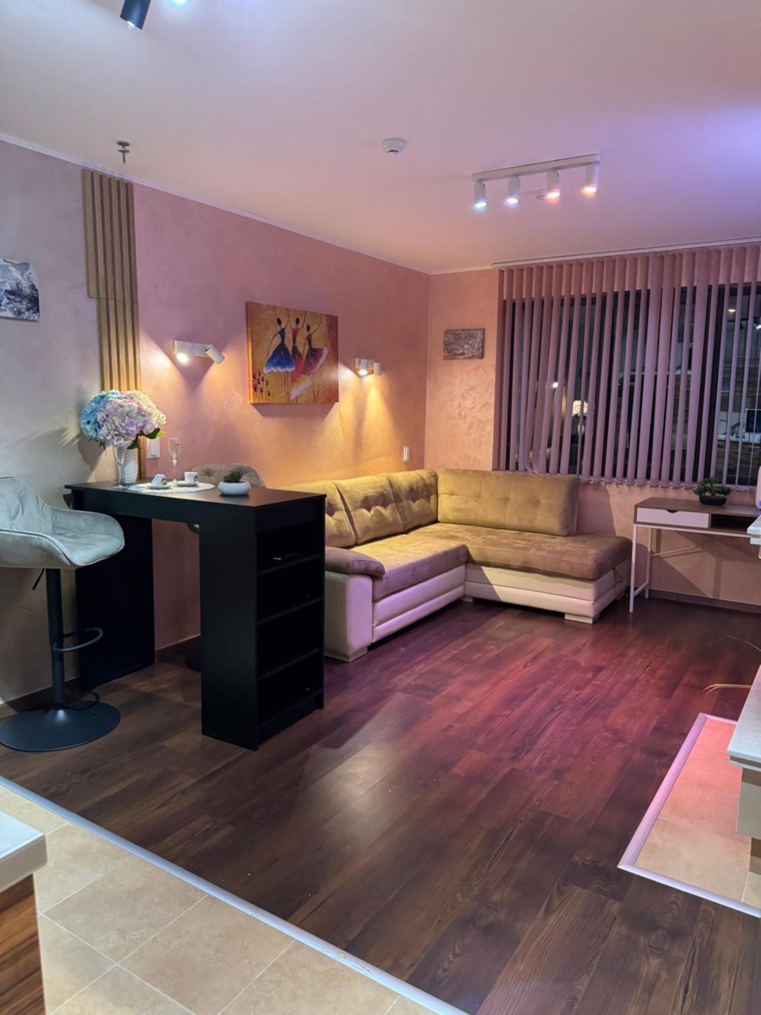 2-Bedroom, 2-Bathroom With Fireplace And Garden At Winslow Infinity バンスコ エクステリア 写真
