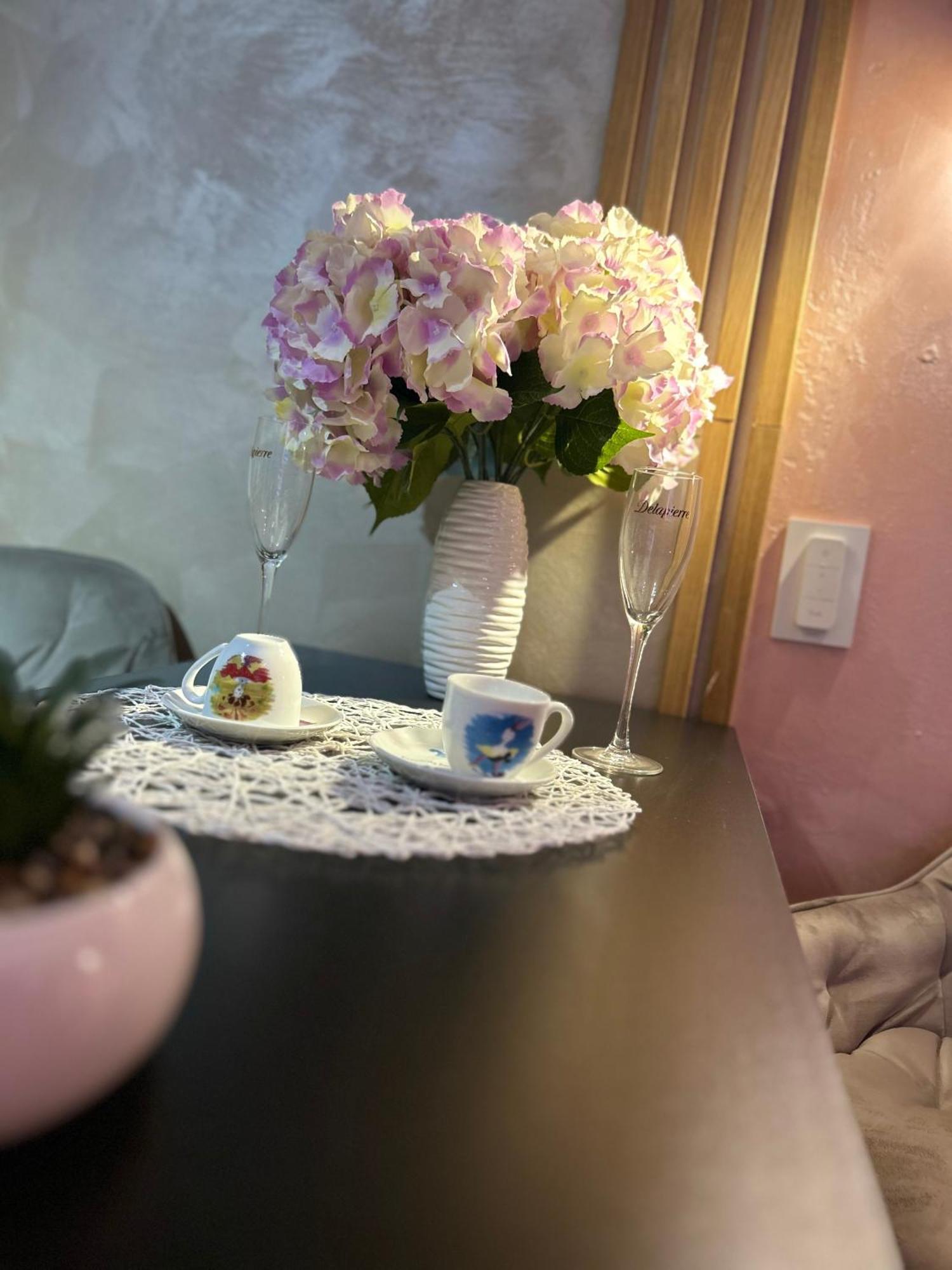 2-Bedroom, 2-Bathroom With Fireplace And Garden At Winslow Infinity バンスコ エクステリア 写真