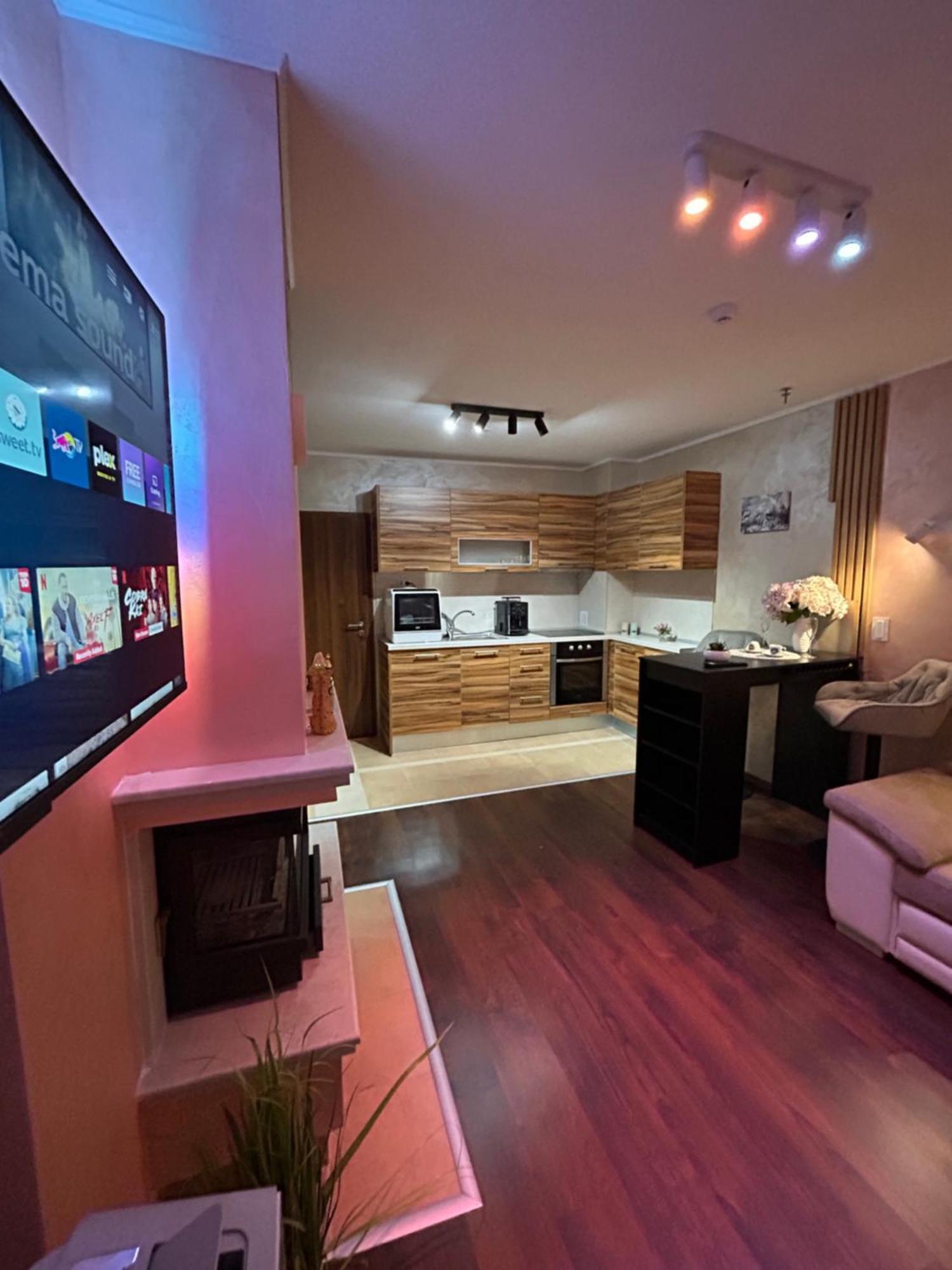 2-Bedroom, 2-Bathroom With Fireplace And Garden At Winslow Infinity バンスコ エクステリア 写真